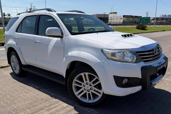 TOYOTA HILUX SW4 3.0 SRV 4X4 7 LUGARES 16V TURBO INTERCOOLER DIESEL 4P AUTOMÁTICO